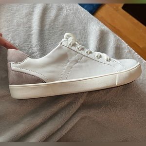 White sneakers-brand new